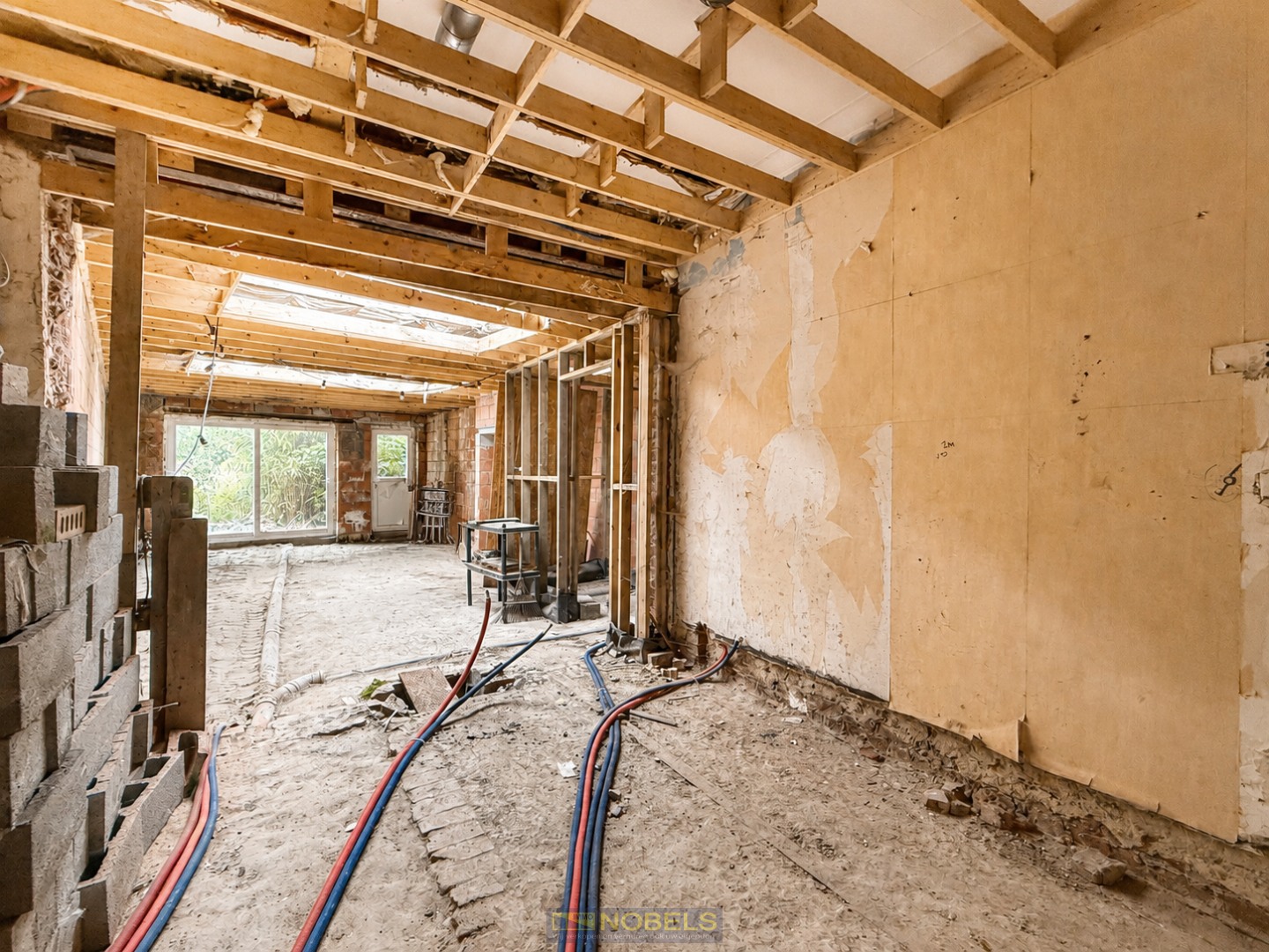 Te koop, verder af te werken woning met 4 slaapkamers en tuin te Sint-Denijs (Zwevegem) - foto 4