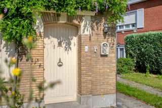 Indeling: <br /><br />Gelijkvloers: <br />- inkomhal met gastentoilet<br />- ruime lichtrijke leefruimte<br />- praktische, ruime keuken<br />- aangename tuin met terras en tuinhuis<br /><br />Eerste verdieping: <br />- 3 slaapkamers<br />- badkamer met lavabomeubel, ligbad en toilet<br /><br />Zolder te bereiken via vlizotrap.<br /><br />Troeven op een rij:<br />- Kloeke, degelijke woning op 348m²<br />- 3 slaapkamers <br />- Tuin, garage, kelder en zolder! <br />- Rustige, goed bereikbare ligging in Kortrijk! <br /><br />Meer info of interesse in een bezoek ter plaatse? <br />Neem contact op met Sarah - 0493 25 46 80 of sarah.hanson@dewaele.com<br /><br />Dit pand is onderworpen aan de renovatieverplichting van de Vlaamse overheid voor residentiële gebouwen (behoudens bij sloop binnen 5 jaar na de aankoop). Consulteer voor meer informatie de website van het Vlaams Energie- en Klimaatagentschap via https://www.vlaanderen.be/een-woning-kopen/renovatieverplichting-voor-residentiele-gebouwen<br /><br />Bestuursmaatregelen in het maatregelenregister: nee
