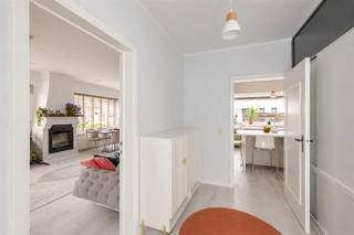 <p><span>In Zingem, deelgemeente van Kruisem, vinden we deze instapklare open bebouwing type bungalow, gelegen in een rustige en praktische woonomgeving.De woning combineert een praktische indeling met een hedendaagse, lichte woonstijl. De leefruimte en eetkamer genieten van veel natuurlijke lichtinval. De keuken is voorzien van alle comfort en bezit een aangename ontbijthoek.</span></p><p><span>De woning beschikt over drie slaapkamers, waarvan één ruime hoofdslaapkamer, die ook kan dienst doen als speelkamer, bureel of polyvalente ruimte.De badkamer is netjes afgewerkt met een modern lavabomeubel en een douche. Extra troef is de ruime garage/berging met technische ruimte. Buiten vinden we een onderhoudsvriendelijke tuin en een verzorgde voortuin met 2 opritten. De woning is gelegen in een woonomgeving met nabije bebouwing, maar biedt toch voldoende privacy achteraan.</span></p><p><span>Extra troeven:</span><span><br />- EPC: label C, geen renovatieverplichting.</span></p><p><span>- Elektriciteit conform.</span></p><p><span>- Instapklaar karakter.</span></p><p><span>- 3 slaapkamers.</span></p><p><span>- Keuken & badkamer gerenoveerd.</span></p><p><span>- Momenteel verhuurd aan 1.250 Euro/maand</span></p><p><span>- perceel: 508m².</span></p><p><span>- rustige ligging.</span></p><p><span>Een interessante woning voor wie op zoek is naar een nette, praktisch ingedeelde thuis zonder grote renovatiewerken.</span></p><p><span>EXTRA: De vermelde prijs is een richtprijs. Deze methode geeft jou, als potentiële koper, de kans om op een transparante manier te bieden. Na ontvangst van deze biedingen zal de verkoper beslissen of hij/zij de eigendom verkoopt aan het hoogste bod. De start /richtprijs is aldus niet bindend voor de verkoper.</span><span> </span></p><p><span>1ste Bezoekmoment op zaterdag 04/07 van 13u30 tot 18u00 OP AFSPRAAK</span></p><p><span>Voor info en/of afspraak? Contacteer Jean-Pierre</span></p><p><span>Tel:0475/51 34 67</span></p><p><span>Email: <span>jean-pierre@janssenenjanssen.be</span></span><span> </span></p><p><span> </span></p><p><span>Enkele beelden zijn digitaal/AI-matig opgeruimd ter visualisatie.</span></p><p><span><br /><br /></span></p>