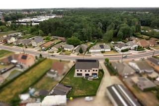 Ontdek deze unieke en energiezuinige royale recente villa gelegen op een prachtig zonnig perceel van 1080 m² in het landelijke en rustige...