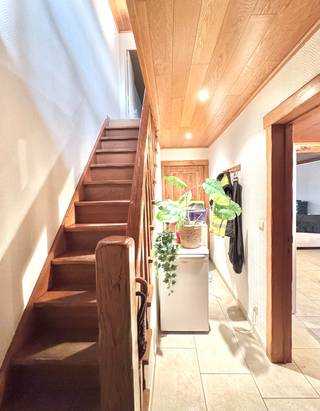 Halfopen woning, links aangebouwd via de garage, gelegen te Zulte, op de grens met Waregem, Sint-Eloois-Vijve; Woning die stapsgewijs wat...