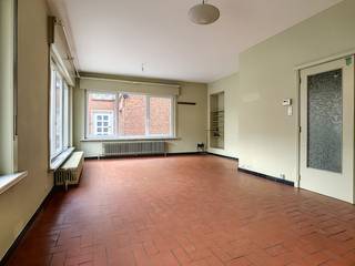 This spacious and bright ground floor apartment is located in a quiet neighborhood in the center of Ypres. Thanks to the large windows, you can enjoy plenty of natural light in the living areas. Perfect for those looking for comfort, space and a convenient location.Layout:-Entrance hall (18 m²) with separate guest toilet-Spacious living space (40 m²) with lots of light-Equipped kitchen (15 m²) with stove, hood, double sink and built-in cupboards-Practical storage/laundry room-Bathroom with sink and bath/shower-Three bedrooms (25 m², 21 m² and 12 m²)Extras:-Basement storage on floor -1- Parking space Located in a central location, with easy access to roads and a short distance from shops and public transport.