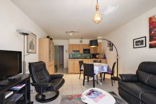 Dit tuinappartement ligt vlakbij de wandel- en fietspromenade tussen Nieuwpoort-bad en -stad en heeft een bijzondere troef met zijn breed terras en charmant tuintje!<br /><br />Bij het binnenkomen vindt u vooreerst de slaaphoek met een vast stapelbed en kast; het toilet en de berging bevinden zich afzonderlijk op de gang; de badkamer is voorzien van een ligbad en enkele wastafel; de woonkamer biedt plaats voor een zithoek én eethoek met open, afgewerkte keuken; éénmaal buiten op het zonneterras & tuintje kan u bijna de ganse dag genieten van de zon; de 1ste slaapkamer is voorzien van een dubbel bed; in de 2de, kleine slaapkamer is een vast stapelbed.<br /><br />Op de benedenverdieping vindt u het gemeenschappelijk fietslokaal. Het garagecomplex is toegankelijk met de autolift waarna u zich vervolgens verder begeeft naar de private garagebox die u mee kan aankopen voor een supplement van 55.000€. EPC-waarde: <br />