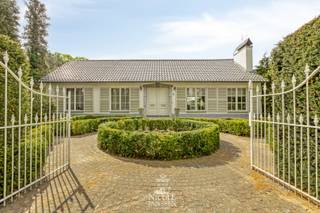 Deze vrijstaande villa is ruim en praktisch ingedeeld. Dankzij de aparte bijkomende ruimte is ze ideaal voor een zelfstandige activiteit, praktijk aan huis, kangoeroewonen of zorgwoning.<br />Met 5 slaapkamers en een zolder met mogelijkheden biedt deze woning alle ruimte voor jouw plannen. Ideaal voor wie ruimte en mogelijkheden zoekt.<br />Gelegen in een zeer gewilde en rustige buurt van Maasmechelen. Op korte afstand van Connecterra, de indrukwekkende toegangspoort tot het Nationaal Park Hoge Kempen, ideaal voor wandel- en fietsliefhebbers.<br />Ook Maasmechelen Village bevindt zich vlakbij, wat zorgt voor een perfecte combinatie van natuur en voorzieningen.<br /><br />=> Gelijkvloers<br />- Ruime inkomhal met toegang tot de leefruimte<br />- Open leefruimte ingedeeld als een gezellige zithoek met eetkamer voorzien parketvloer en deels graniet, inbouwgashaard en airco <br />- Veel natuurlijk lichtinval door de grote raampartijen<br />- Eetkamer met zicht op de tuin <br />- Kwaliteitsvolle keuken uitgerust met granieten werkblad en vloer, kookplaat, oven en vaatwasser, Amerikaanse koelkast en veel kastruimte<br />- Lichte en luchtige achterinkom met rechtstreeks contact naar het terras<br />- Hal met toegang tot de slaapkamers en apart toilet<br />- Twee ruime slaapkamers met inbouwkasten op het gelijkvloers<br />- Betegelde badkamer met een ligbad, inloopdouche, toilet en dubbele lavabo in fraai badkamermeubel <br /><br />=> Verdieping<br />- Op de verdieping bevindt zich een apart toilet en nog twee slaapkamers waarvan één met ingebouwde kasten <br />- Er is tevens een zolder die nog naar eigen wens ingericht kan worden<br /><br />=> Kangoeroegedeelte<br />- Een apart woongedeelte, bereikbaar via een inkom aan de zijkant van de woning<br />- Dit woongedeelte is momenteel ingericht als leefruimte en slaapplaats met aansluitend een praktische bijkeuken<br />- Ruimte met mogelijkheden: het kan gebruikt worden in functie van kangoeroe-of zorgwoning, maar kan ook perfect dienen voor een zelfstandige activiteit of praktijk aan huis <br /><br />=> Tuin<br />- Deels overdekt terras met zicht op de tuin<br />- Gelegen in een rustige, groene omgeving<br />- De woning is voorzien van twee inpandige garages en er is voldoende parkeergelegenheid op eigen terrein <br />- Het perceel is volledig omheind en bereikbaar via een elektrische poort via een zijstraat <br /><br />=> Indeling<br />- Gelijkvloers: inkomhal, bureau of hobbyruimte, leefruimte met eetkamer, keuken, tuinkamer, hal, apart toilet, twee slaapkamers, badkamer<br />- Verdieping: overloop, apart toilet, twee slaapkamers<br />- Apart woongedeelte: inkomhal, leefruimte, slaapplaats, bijkeuken<br />- Zolder: nog naar eigen wens in te richten <br />- Kelder: twee inpandige garages, opbergruimtes