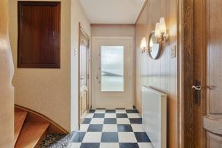 Bent u op zoek naar een halfopen bebouwing die u helemaal naar uw eigen hand kunt zetten? Dit op te frissen huis staat te koop op een uitstekende locatie in Sint-Michiels.<br /><br />Hoewel de woning dateert uit de jaren '60, verkeert de stevige en degelijke constructie nog in een uitstekende staat. Binnenin biedt het pand het perfecte canvas voor wie het interieur wil moderniseren en weer helemaal hedendaags wil maken. Enkele belangrijke vernieuwingen zijn bovendien al uitgevoerd: in 2009 werd het dak volledig vernieuwd en geïsoleerd, is het schrijnwerk vervangen en voorzien van automatische rolluiken, en werd ook de verwarmingsketel vernieuwd.<br /><br />Troeven en bereikbaarheid<br />De Keurvorst Karel Theodoorstraat kent een uitermate gunstige ligging ten opzichte van het bruisende centrum van Brugge. Scholen, winkels en het openbaar vervoer liggen in de dichte nabijheid. Bovendien bereikt u de autostrade binnen enkele minuten rijden. <br /><br />Indeling<br />Gelijkvloers:<br />- Ruime inkomhal met gastentoilet en authentieke trap naar de bovenverdieping<br />- Lichtrijke woonkamer met veel inrichtingsmogelijkheden<br />- Keuken met aansluitende eetplaats<br /><br />Eerste verdieping:<br />- Eerste slaapkamer (21m²)<br />- Tweede slaapkamer (12m²)<br />- Derde slaapkamer (8m²)<br />- Badkamer met douche en lavabomeubel<br /><br />Grote zolderverdieping van ongeveer 30 vierkante meter met de mogelijkheid om een vierde slaapkamer in te richten<br /><br />Garage en tuin<br /><br />Wilt u dit halfopen huis kopen en de binnenkant omvormen tot een hedendaagse thuis? Neem vandaag nog contact op voor meer informatie of een bezoek ter plaatse!<br /><br />Bestuursmaatregelen in het maatregelenregister: nee