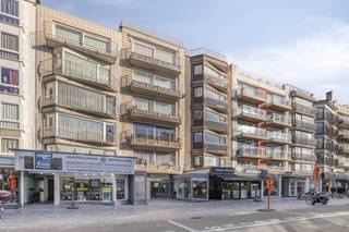 This exceptional commercial ground floor (107 m²) with basement (81 m²) in the Zeelaan in Koksijde offers a unique opportunity for...
