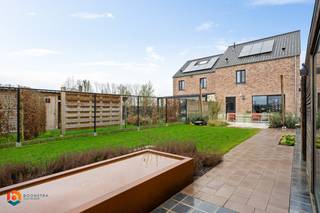 Op een uitstekende locatie in Rummen, deelgemeente van Geetbets, bevindt zich deze instapklare woning met drie slaapkamers. U geniet hier van een centrale ligging, op korte afstand van winkels, scholen en openbaar vervoer, met bovendien een vlotte verbinding naar de belangrijkste invalswegen.<br /><br />We betreden de woning via de inkomhal met vestiaire en gastentoilet. Vanuit hier bereiken we de lichtrijke leefruimte met aansluitend de open keuken, uitgerust met kwalitatieve toestellen en hedendaags comfort. Aansluitend bevindt zich een praktische berging, ideaal voor extra opslagruimte.<br /><br />Op de eerste verdieping leidt de nachthal naar drie volwaardige slaapkamers. Verder vindt u hier een apart toilet en een stijlvolle badkamer, voorzien van een wastafel, ligbad en een ruime inloopdouche. Via een vaste trap bereiken we de afgewerkte zolderverdieping. Deze veelzijdige ruimte biedt tal van mogelijkheden en kan perfect ingericht worden als extra slaapkamer, bureauruimte of hobbykamer, volledig naar eigen wens.<br /><br />Buiten geniet u in alle rust en privacy van het zonnige terras en de aangrenzende tuin. Daarnaast is er een overdekt terras, afgesloten met grote raampartijen, waar u het hele jaar door kunt vertoeven. De prachtige tuin met weids uitzicht op de omliggende velden vormt de perfecte plek om te ontspannen en te genieten van het buitenleven.<br /><br />De woning is voorzien van airco's, zonnepanelen en een ventilatiesysteem type D, wat resulteert in een uitstekende energiescore (EPC A – E-peil E23).<br />Dit is een ideale opportuniteit voor wie op zoek is naar een recente, instapklare en energiezuinige woning op een rustige, doch centrale locatie in Rummen.<br /><br />Bijzonderheden:<br />- 3 slaapkamers<br />- Geweldige ligging<br />- Energiezuinig (EPC A – E-peil E23)