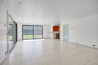 <p>Op zoek naar een instapklare woning op een toplocatie? Deze charmante bungalow op een mooi hoekperceel bevindt zich in een uiterst rustige en aangename woonwijk in het gezellige Elewijt. <br />De woning beschikt over een ruime en bijzonder lichtrijke leefruimte met open keuken, waar gezelligheid en comfort centraal staan. Verder zijn er 3 slaapkamers aanwezig, waarvan één momenteel ingericht is als praktische dressing. De badkamer is functioneel en verzorgd.<br />Extra troeven zijn de garage, de ruime zolder en de carport, die zorgen voor voldoende opslag- en parkeermogelijkheden.<br />Buiten geniet u van een mooie tuin waar u de hele dag door van de zon kan genieten. Dankzij de rustige ligging hoort u hier letterlijk de vogeltjes fluiten, de ideale plek om tot rust te komen.<br />Dankzij de vlotte verbinding naar Mechelen en de nabijheid van de E19 bereikt u zowel Antwerpen als Brussel in korte tijd.</p>
