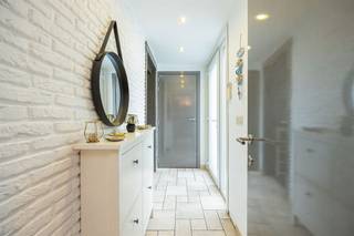 <p><span> </span></p><p><span>Op zoek naar een ruime woning met veel licht, een praktische indeling en een zee aan buitenruimte? Deze verzorgde woning in Wommelgem combineert comfortabel wonen met een uitstekende bereikbaarheid vlakbij de autosnelweg. Ideaal voor wie ruimte en mogelijkheden zoekt, zowel binnen als buiten.</span></p><p><span> </span></p><p><span>Licht, leefruimte en gezelligheid</span></p><p><span>Via de inkomhal kom je in de aangename leefruimte, waar grote ramen zorgen voor een mooie lichtinval. Aansluitend vind je de eetkamer en de keuken, die samen een open en gezellige plek vormen voor het dagelijkse leven. De keuken is praktisch ingericht en sluit naadloos aan op de ruime veranda. Deze veranda is een echte meerwaarde: met z’n ca. 36 m² en overvloed aan licht creëer je hier moeiteloos een extra leefruimte, eetplaats of ontspanningsplek met zicht op de tuin. Dankzij de aanwezige verwarming geniet je hier het hele jaar door.</span></p><p><span>Verder vind je op het gelijkvloers nog een ruime technische berging/wasruimte met voldoende opslagruimte, evenals een volledig betegelde douchekamer met toilet – handig en praktisch ingericht.</span></p><p><span> </span></p><p><span>Comfortabel slapen en ruimte om te groeien</span></p><p><span>Op de eerste verdieping geeft de nachthal uit op drie volwaardige slaapkamers van telkens ca. 11 à 12 m². Ideaal als gezinswoning of voor wie extra ruimte wenst voor bureau of hobby.</span></p><p><span>De badkamer is ruim en functioneel, voorzien van een ligbad, dubbele lavabo en toilet. Ze heeft een retro karakter en biedt de mogelijkheid om naar eigen smaak te vernieuwen.</span></p><p><span> </span></p><p><span>Genieten van buitenruimte en vrijheid</span></p><p><span>Buiten beschik je over bijzonder veel ruimte. Vooraan is er een ruime parking, terwijl de carport extra beschutting biedt. Achteraan ligt een grote, verharde tuin met een gezellig overdekt terras en loungehoek – perfect om te genieten van zonnige dagen.</span></p><p><span>De tuin is bovendien rechtstreeks toegankelijk vanop straat, wat extra praktisch is. Ook het tuinhuis biedt nog bijkomende opslagruimte.</span></p><p><span> </span></p><p><span>Strategisch gelegen en vlot bereikbaar</span></p><p><span>De woning bevindt zich in Wommelgem, in een eerder industriële omgeving maar met een grote troef: de bereikbaarheid. Je zit hier vlakbij belangrijke invalswegen en autosnelwegen, waardoor je je vlot verplaatst naar Antwerpen en daarbuiten. Ideaal voor wie mobiliteit belangrijk vindt.</span></p><p><span> </span></p><p><span>Maatregelenregister: in aanvraag</span></p><p><span> </span></p>