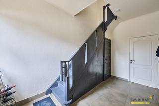<p><span>Welkom in deze prachtige herenwoning in Leopoldsburg!</span></p><p><span>Deze karaktervolle woning (1936) werd volledig gerenoveerd en combineert authentieke charme met modern comfort. Een instapklaar familiehuis met veel licht en ruimte.</span></p><p><span> </span></p><p><span>Belangrijkste troeven:</span></p><p><span>- 6 slaapkamers (waarvan 3 volledig afgewerkt)</span></p><p><span>- Master bedroom met dressing & airco</span></p><p><span>- Gerenoveerd & energiezuinig (EPC C):</span></p><ul><ul><li><span>Nieuwe keuken en badkamer</span></li><li><span>Nieuwe vloeren</span></li><li><span>Dak + zolderisolatie vernieuwd</span></li><li><span>Driedubbel glas</span></li><li><span>Nieuwe gasketel</span></li></ul></ul><p><span>- Ruime, lichtrijke leefruimte met visgraatvloer</span></p><p><span>- Parkeerplaatsen voor en naast de woning</span></p><p><span>- Onderhoudsvriendelijke tuin</span></p><p><span>- Achteringang via servitudeweg</span></p><p><span> </span></p><p><span>Topligging:</span></p><p><span>- Op wandelafstand van winkels, scholen en openbaar vervoer</span></p><p><span>- Nabij het centrum</span></p><p><span> </span></p><p><span>Waarom kiezen voor deze woning?</span></p><p><span>- Authentiek karakter + moderne afwerking</span></p><p><span>- Instapklaar</span></p><p><span>- Ruim en praktisch</span></p><p><span>- Ideaal voor gezinnen</span></p><p><span> </span></p><p><span>👉</span><span> Mis deze unieke kans niet en plan snel uw bezoek!</span></p><p><span> </span></p><p><span>Bestuursmaatregelen in het maatregelenregister: nee</span><span> </span></p><p><span> </span></p>