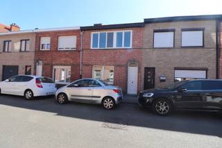 <strong>INDELING </strong><br /><strong>GELIJKVLOERS</strong><br />Inkomhal met fietsenberging, woonkamer met toegang tot de kelderruimte, open keuken voorzien van de volgende toestellen nl. keramische kookplaat, afzuigkap en dubbele spoeltafel, berging/wasplaats met aansluiting voor wasmachine/droogkast, aardgasbrander van de C.V. en warmwaterbereiding en toiletruimte. <br /><br /><strong>1STE VERDIEPING</strong><br />Overloop, 3 slaapkamers en badkamer voorzien van douchecel, badkamermeubel met lavabo en toilet. <br /><br /><strong>BUITEN </strong><br />Terras en omheinde stadstuin.