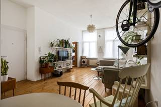 Wonen met de stad binnen handbereik én groen vlak voor je deur? Dit appartement biedt het allebei, met een topligging naast Park Spoor Noord in Antwerpen. Hier combineer je moeiteloos rust en levendigheid: sporten in het park, genieten van de zomerbars of in enkele minuten naar het stadscentrum fietsen.<br /><br />Gelegen op de tweede verdieping van een recent gebouw straalt dit appartement licht en ruimte uit. De leefruimte met grote raampartijen is heerlijk! De keuken is praktisch ingericht en volledig uitgerust, ideaal voor dagelijks gebruik (en om dit afwas nog even te laten staan..)<br /><br />Aan de rustige achterzijde bevindt zich de slaapkamer, met directe toegang tot een compact badkamer. Verder beschikt het appartement over een apart toilet en een handige kelderberging.<br /><br />De doordachte indeling, aangename lichtinval en sfeervolle inrichting maken dit een uitstekende keuze voor starters, stadsliefhebbers of investeerders.<br /><br />Interesse? Contacteer ons via info@jamar.immo of 03/435.31.33.<br /><br />Pluspunten:<br />– Topligging aan het park<br />– Slimme indeling<br />– Veel natuurlijk licht<br />– Fietsenberging<br />– EPC: 334 kWh/m² -> nieuw in aanvraag, want het dak is geïsoleerd!<br /><br />Stedenbouwkundige info: Wg, GVg, Vkr, Gmo, Gvv, geen WORG