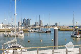 <ul>
	<li>Dit lichtrijke appartement is gelegen in de Pastoor Pypestraat, in het hart van Oostende, op wandelafstand van winkels, horeca en de haven.</li>
	<li>Het appartement bevindt zich op de tweede verdieping en geniet van een aangenaam zijdelings open zicht richting de haven.</li>
	<li>De indeling is als volgt: inkomhal, gezellige leefruimte met open keuken, één volwaardige slaapkamer, aparte slaaphoek, berging, badkamer en een afzonderlijk toilet.</li>
	<li>Zowel het appartement als de residentie verkeren in een zeer goede en verzorgde staat.</li>
</ul>