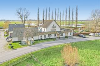 Restaurant De Hooipiete biedt een unieke opportuniteit voor wie wonen en ondernemen wil combineren of op zoek is naar een veelzijdig investeringsvastgoed. Deze volledig uitgeruste horecazaak met ruime privéwoning en twee B&B-kamers bevindt zich op een perceel van maar liefst 4.370 m² langs de oevers van de Ijzer te Fintele. Het restaurantgedeelte (90 zitplaatsen) op het gelijkvloers omvat een sfeervolle restaurantzaal met een gezellige houtkachel. Dankzij scheidingsdeuren kan de ruimte flexibel worden ingedeeld in één grote zaal of meerdere aparte ruimtes. Aansluitend bevindt zich een veranda met tegelvloer, vloerverwarming en een accordeondeur naar het ruime terras met 90 extra zitplaatsen. De professionele keuken is volledig uitgerust. Verder beschikt het restaurant over een sanitaire blok. Buiten bevindt zich een tuin met tuinberging, dierenverblijf en aanlegsteiger (mogelijkheid tot overname rederij luxe-sloepen)<br /><br />De privéwoning bevindt zich op de eerste en tweede verdieping. Op de eerste verdieping vinden we een ruime leefruimte met parketvloer, en draaibare houtkachel, een eetkamer met ingemaakte kast en toegang tot het terras, een praktische wasruimte/keuken, een badkamer, een apart toilet en een sportkamer met vaste trap naar de bovenverdieping. De tweede verdieping omvat drie slaapkamers, waarvan één ingericht als dressing en een bureau met prachtige verzichten. Verschillende ruimtes beschikken over ingemaakte kasten. De woonst biedt alle comfort voor een gezin dat wonen en werken wenst te combineren.<br /><br />Het B&B-gedeelte beschikt op het gelijkvloers over twee ruime garages met kantelpoort en drijfkracht. Op de eerste verdieping bevinden zich twee volwaardige gastenkamers van elk 40 m², beide uitgerust met een bad met douchemogelijkheid, lavabomeubel, toilet, elektrische verwarming en boiler. Deze units vormen een interessante bijkomende inkomstenbron of uitbreidingsmogelijkheid binnen het horecaconcept.<br /><br />Deze eigendom onderscheidt zich door haar instapklare horecakeuken, flexibiliteit van fucnties, de combinatie van wonen en werken, de twee ruime B&B-units, het zuidgericht perceel, het grote terras met 90 zitplaatsen, Een uitzonderlijke kans voor ondernemers of investeerders die op zoek zijn naar ruimte, mogelijkheden en rendement.
