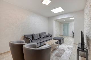 Op de 2de verdieping van een kleinschalig gebouw in het centrum van Vilvoorde, nabij het Slachthuisplein, bevindt zich dit instapklare en recensent gerenoveerde appartement. De lichte leefruimte met open keuken creëert een moderne en aangename woonomgeving.
Het appartement beschikt over een comfortabele slaapkamer, een ruime badkamer met inloopdouche en toilet, een aparte berging en een praktische zolderberging.
Het appartement wordt momenteel verhuurd, interessant als opbrengsteigendom. Dankzij de ligging in het centrum van Vilvoorde zijn winkels, horeca en openbaar vervoer binnen handbereik.