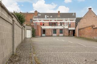 <p><span>In het hart van Hamme staat een representatief bedrijfspand van maar liefst 637 m² te koop, dat alle facetten van modern ondernemerschap omarmt. </span></p><p><span>Dankzij de statige, ruime voorgevel aan de winkelstraat geniet uw onderneming meteen maximale zichtbaarheid, terwijl de grote raampartijen een zee aan natuurlijk licht binnenlaten en zo bijdragen aan een inspirerende werksfeer. </span></p><p><span>Binnen treft u een flexibele indeling met meerdere polyvalente ruimtes, die u eenvoudig kunt samenvoegen tot een royale showroom of juist opdelen in comfortabele kantoorvertrekken. Ook creatieve studios, ontwerpteams en startende ondernemers vinden hier de ideale plek om hun visie tot leven te brengen.</span></p><p><span>Buiten beschikt het pand over een royaal terras, dat perfect is voor kleinschalige evenementen, netwerkbijeenkomsten of gewoon als ontspanningsruimte voor uw medewerkers. De strategische ligging nabij de N47 en A12 garandeert snelle verbindingen naar omliggende steden, en in de directe omgeving is altijd genoeg parkeergelegenheid voor uw bezoekers en personeel. </span></p><p><span>De belangrijkste troef op deze ligging is dan ook de parkeergelegenheid die u voor eigen klanten of collega's kan voorzien. </span></p><p><span>Uw toekomstig succes begint hier maak snel een exclusieve afspraak voor een bezichtiging en ontdek zelf de vele mogelijkheden!</span></p><p><span>Bel ons op </span><span> 052/50.50.00 </span></p><p><span>Meer details op onze virtuele tour: </span></p><p><span><span>https://360tool.immotools.be/janssenjanssen/326/795/</span></span></p><p><span> </span></p>