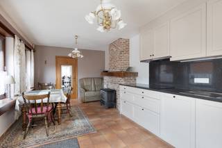 In het hart van Kruibeke vinden we deze op te frissen woning.Centraal gelegen en vlakbij invalswegen.We komen de woning binnen via de inkomhal, die...