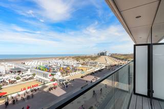 Prachtig recent appartement met 2 slaapkamers op de Zeedijk met frontaal zeezicht<br />Dit appartement is gelegen op een toplocatie tussen het Heldenplein en de Parkstraat, op de vierde verdieping van een recent gebouw. <br /><br />Het appartement beschikt over een ruime leefruimte met directe toegang tot het terras aan de voorzijde, waar u optimaal kunt genieten van het zeezicht.<br />Aan de achterzijde bevindt zich een tweede zonneterras.<br /><br />De open keuken is hoogwaardig afgewerkt en uitgerust met kwalitatieve toestellen van Miele, en sluit naadloos aan op de leefruimte, aansluitend vindt u een praktische berging.<br />Verder omvat het appartement twee slaapkamers en twee moderne badkamers.<br />Extra troeven zijn de privatieve berging en de gemeenschappelijke fietsenstalling.<br /><br />Een unieke kans voor wie op zoek is naar een stijlvol appartement op een absolute toplocatie aan zee.<br />Info en bezoek Andries De Leyn 0472 53 66 09