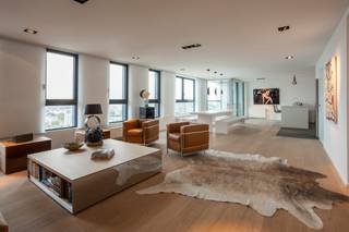 <p>Dit exclusieve appartement van maar liefst ca 210 m² bevindt zich op de 13e verdieping van de recente realisatie ‘London Tower’. Absolute troef is ongetwijfeld het spectaculaire uitzicht over de skyline van Antwerpen met als hoogtepunten de kathedraal, het MAS, de Schelde en de jachthaven. Een uniek zicht dat u nergens anders kan terugvinden!</p>
<p>Het appartement is uitermate kwalitatief afgewerkt met hoogwaardige materialen. Een moderne inrichting met oog voor elk detail vormt de ideale combinatie met de warme toetsen van bijvoorbeeld de doorlopende eiken parketvloer.</p>
<p>De focus overduidelijk op het werkelijk unieke zicht. Een inkomhal met gastentoilet geeft meteen uit op de aangename grote en uiterst lichte leefruimte. Deze vormt één geheel met de luxueus ingerichte open keuken en eetruimte. De keuken is uitgevoerd in een wit greeploos design en hypergeïnstalleerd. Zo zijn kookvuur, vaatwasser, koelkast, diepvriezer en combi microgolfoven netjes ingebouwd. Aan het kookeiland is het niet enkel prettig koken, dankzij de hoge stoeltjes kan deze ook gebruikt worden als gezellige eethoek.</p>
<p>Dankzij de grote raampartijen die over de ganse breedte van de leefruimte lopen, is er werkelijk vanuit elk hoekje een prachtig uitzicht. Het inpandig terras van ca 4 m² maakt het eveneens mogelijk om buiten te kunnen genieten.</p>
<p>De hoofdslaapkamer met dressing en ensuite badkamer straalt pure luxe uit. Dankzij de hoekligging krijgt deze ruimte een ideale lichtinval. De dressing is bovendien een ware droom voor alle modeliefhebbers. Aansluitend bevindt zich een uitmuntende badkamer met ligbad en dubbele lavabo. Kers op de taart is het tweede terras van tevens ca 4 m².</p>
<p>De tweede slaapkamer is eveneens zeer ruim en beschikt over een eigen badkamer met design inloopdouche en lavabo. Een tweede gastentoilet en aparte bergruimte met aansluitingen voor wasmachine en droogkast vervolledigen het appartement.</p>
<p>Wonen boven alles uit met een heerlijk uitzicht en ultieme privacy!</p>
<p>Een private kelderberging en ondergrondse autostaanplaats zijn reeds begrepen in de huurprijs.</p>
<p>Gemeenschappelijke lasten: 240 Euro per maand.<br />Provisie op het verbruik van verwarming en warm water: 280 Euro per maand.<br />De nutsvoorzieningen elektriciteit en water zijn privé op te nemen door de huurder.</p>
<p>Beschikbaar vanaf 1 juli 2026.</p>