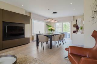 Gelijkvloers:- inkomhal met gastentoilet- lichtrijke woonkamer met ruim salon en eethoek- volledig uitgeruste keuken met kasten en zicht op de tuin-...