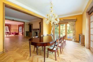 <p><strong>Superbe karaktervolle villa bereikbaar via dreef met oprijlaan in een prachtig parkdomein ca. 26.801m² met vijver, bos, hoogstammige bomen waaronder de grootste tamme kastanjeboom van Vlaanderen. <span>Uitstekende ligging tussen as Antwerpen - Brussel, omgeving Mechelen. </span><br /><br />INDELING: <u><br /></u></strong></p>
<p>Via een bordestrap betreedt men de imposante Italiaans rood-gelakte INKOMHAL op een marmeren vloer met gastentoilet en vestiaire</p>
<p>Royale LEEFRUIMTE op ingelegde parket bestaande uit een 3 delen: een dubbel SALON voorzien van een centrale open haard met bewerkte schouwmantel, ingebouwde kasten met barkast. EETKAMER op parket. De vensterdeuren van de eetkamer geven uit op het TERRAS met eiken planken en een elektrische zonnetent. Het terras heeft uitzicht over de vijver. Het open terras gaat achteraan over naar een overdekt terras. Verder heeft u de te renoveren aparte rustieke leefkeuken. Naast de keuken bevindt zich een onbijtkamer / bureel of jachtkamer op een plankenvloer, deze is ook toegankelijk via de hal.</p>
<p>De houten trap geeft toegang de <span>eerste verdieping: </span></p>
<p>NACHTHAL op eiken planken geeft toegang tot de slaapkamers:</p>
<p>MASTERSUITE met salon is volledig ingericht in stijl Alain Delon, ensuite DRESSINGKAMER en ingerichte BADKAMER in mozaïek met gouden kranen, fresco’s, dubbele lavabo en boudoire, telkens in een nis met appliques.</p>
<p>Verder zijn er 2 extra SLAAPKAMERS en een ingerichte BADKAMER in mozaïek en beschikt over een enkele lavabo, toilet, een boudoir en bad met douchemogelijkheid. Er is de mogelijkheid een douche te plaatsen aangezien de bidet is weggenomen.<br /><br />De ZOLDER op de <span>tweede verdieping</span> <span>is toegankelijk is via een vaste houten trap en kan polyvalent ingericht worden. De zolderruimte is voorzien van 4 extra ruimtes met ramen. U kan hier eenvoudig extra slaapkamers, hobbyruimtes, fitness creëren.<br /></span></p>
<p>KELDER bestaande uit een <span>berging, waskelder, wijnkelder en chauffagekelder</span><br /><br /><br /><strong>BIJZONDERHEDEN: </strong><br />* Karaktervol en charmante kasteelvilla op uniek parkdomein <br />* Tal van karaktervolle elementen: parketvloeren, marmeren vloeren en raamtabletten, originele schouwen, <span>lambriseringen.<br />* Privatieve oprijlaan<br />* Terras, overdekt terras, berging <br />* Uitstekende ligging tussen as Antwerpen - Brussel<br />* Zeer centraal en toch rustig gelegen in een oase van rust. <br />* Ruime en aangename kelder<br />* Houten schrijnwerk werd zonet vernieuwd / behandeld. <br />* In de zolder ligt een aansluiting voor verwarming en bekabeling voor elektrische spots evenals lambrisering.</span></p>