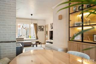Deze aangename gezinswoning combineert ruimte en comfort in een rustige woonomgeving. Ligging:De woning is gelegen in de Kasteelstraat 33 te Hulste, een rustige en residentiële buurt met een vlotte verbinding naar het centrum, winkels, scholen en belangrijke invalswegen. Hier geniet u van een aangename woonomgeving met alle nodige voorzieningen binnen handbereik.Indeling:Bij het betreden van de woning komt u binnen in de inkomhal, die toegang biedt tot een apart gastentoilet. Verder vindt u een ruime en lichtrijke leefruimte, aansluitend op de keuken en de eetruimte. Achteraan de woning bevindt zich een gezellige veranda met zicht op de tuin. De tuin biedt bovendien voldoende ruimte voor ontspanning en recreatie.Op de eerste verdieping bevinden zich twee volwaardige slaapkamers, een apart toilet en een badkamer uitgerust met zowel een inloopdouche als een ligbad. Tot slot werd de zolder ingericht tot een ruime derde slaapkamer, perfect als master bedroom, hobbyruimte of thuiskantoor.Troeven:- Moderne badkamer uitgerust met een inloopdouche en ligbad- Voorzien van zonnepanelen, wat bijdraagt aan een lager energieverbruik- EPC-score D, geen renovatieverplichting van toepassingBel snel voor en afspraak naar 056/96.08.00 of mail naar info@property-vastgoed.be