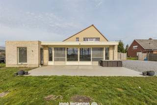 <p><span>Knap gerenoveerde eengezinswoning op een fantastische achterin gelegen locatie met zicht op weilanden te Putte.</span></p><p><span> </span></p><p><span>De woning werd tussen 2015 en 2019 volledig gemoderniseerd en geoptimaliseerd; o.a. nieuwe daken, ramen, centrale verwarming, elektrische installatie, keuken, badkamer, etc., met een gunstig EPC tot gevolg. Dankzij grote raampartijen kan u heerlijk genieten van heel wat lichtinval en een mooi uitzicht op achterliggend groen. De ruime woonkamer met open leefkeuken biedt een aangename thuis om mensen te ontvangen. Op het gelijkvloers is een eerste slaapkamer en een badkamer met inloopdouche geïnstalleerd. Op de eerste verdieping zijn 2 extra slaapkamers en een bergruimte. En indien u niet binnen wilt vertoeven, kan u heerlijk tot rust komen op het ruime terras en in de perfect zuid georiënteerde tuin met prachtig uitzicht op achterliggende weilanden en groen! Een ruim bijgebouw was voorheen ingericht als paardenstallen met bijhorende piste.</span></p><p><span> </span></p><p><span>Kom de troeven van dit eigendom ter plaatse ontdekken en maak een afspraak: 015/755 444 of <span>info@immovercammen.be</span></span><span> </span></p><p><span>Beschikbaarheid overeen te komen.</span></p><p><span> </span></p><p><span> </span></p>