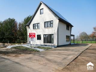 Volledig gerenoveerde woning op een groene locatie met een prachtig zicht over de velden. In 2025 en 2026 is de woning gestript en volledig...