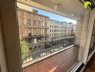 <p><span>Dans le quartier convivial de Harmoniewijk, à 2018 Anvers, nous trouvons cet appartement spacieux de 127 m², récemment rafraîchi, avec une terrasse ensoleillée et une place de parking.</span></p><p><span>Par lescalier ou lascenseur, nous accédons au 2e étage de limmeuble. Nous entrons dans un hall spacieux avec parquet en damier et placard vestiaire intégré. Par les grandes portes vitrées, nous accédons au beau séjour lumineux de 45 m², également doté dun parquet en damier. La nouvelle baie vitrée coulissante donne accès à une agréable terrasse où vous pourrez profiter pleinement du soleil grâce à son orientation plein sud.</span></p><p><span>Le séjour est directement attenant à la cuisine ouverte, qui a été en grande partie rénovée avec un nouveau sol, une nouvelle fenêtre ainsi quune nouvelle plaque à induction avec hotte aspirante intégrée. La cuisine dispose également dun lave-vaisselle, dun double évier et dun grand réfrigérateur neuf.</span></p><p><span>De retour dans le hall, nous nous dirigeons vers larrière de limmeuble. On y trouve 2 à 3 chambres. La chambre de gauche fait 12 m² (environ 3 x 4 m). Dans la chambre du milieu, également de 12 m², se trouve le raccordement pour la machine à laver. Cette pièce peut donc servir de buanderie/débarras, mais peut également être aménagée en bureau ou en chambre damis.</span></p><p><span>La chambre principale fait 18 m² et dispose dun dressing attenant avec placards intégrés. Lappartement comprend également une salle de bains spacieuse avec double lavabo et baignoire équipée dune barre de douche. Les toilettes sont séparées.</span></p><p><span>Toutes les chambres ont bénéficié dun nouveau revêtement de sol et de nouvelles fenêtres avec vitrage HR. Lensemble de lappartement a été soigneusement repeint en blanc. Dans le hall de nuit, pas moins de 3 placards intégrés offrent encore un espace de rangement supplémentaire.</span></p><p><span>Au sous-sol se trouvent une cave privative ainsi quun local à vélos commun. Les conteneurs à déchets ménagers sy trouvent également.</span></p><p><span>Enfin, une place de parking située à larrière de limmeuble est comprise dans le loyer.</span></p><p><span>En résumé, un appartement impeccable, prêt à emménager, situé dans un quartier agréable !</span></p><h3><span>Informations utiles :</span></h3><ul><li><span>Charges mensuelles : 250 (provision pour le chauffage, leau chaude et froide, lascenseur, le syndic, le concierge, le nettoyage des parties communes, la gestion des déchets ménagers et léclairage des parties communes)</span></li><li><span>Garantie locative : 3 mois</span></li><li><span>État des lieux : 225 (frais uniques)</span></li><li><span>Disponibilité : immédiatement</span></li><li><span>PEB : 115 kWh/m² (B)</span></li></ul><p><span>Réservez dès maintenant votre visite EN LIGNE. Rendez-vous sur le bien concerné sur notre site www.habicom.be et cliquez sur le bouton rose « PLANIFIER UNE VISITE ».</span></p><p><span>Choisissez le moment qui vous convient le mieux, complétez les coordonnées demandées et cliquez ensuite sur envoyer pour confirmer.</span></p><p><span>Curieux de connaître la valeur de votre habitation ? Découvrez-la gratuitement sur www.watismijnhuiswaard.be.</span></p>
