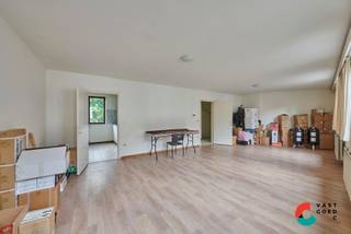 Uitstekend gelegen handelspand met daarboven een zeer ruim appartement en aan de achterzijde voorzien van een omheinde tuin in het stadscentrum van Peer.<br /><br />Het handelspand is op dit moment ingericht als winkel. Origineel werd het pand ingericht als een praktijk met wachtruimte, met andere woorden voldoende mogelijkheden om naar eigen smaak in te richten. <br /><br />Het duplexappartement is als volgt ingedeeld:<br />VERDIEPING 1:<br />- Lichtrijke leefruimte<br />- Volledig geïnstalleerde keuken<br />- Badkamer met badkamermeubel en bad<br />- Gastentoilet<br /><br />VERDIEPING 2:<br />- Slaapkamer 1<br />- Slaapkamer 2<br />- Slaapkamer 3<br />- Bergruimte<br /><br />Voor de investeerders onder ons is er de mogelijkheid de 2 eenheden (handelspand &amp; appartement) gedeeltelijk of volledig apart te verhuren.<br /><br />EXTRA TROEVEN:<br />+ Uitstekende ligging in het stadscentrum<br />+ Mogelijkheid voorziening terras<br />+ Elektriciteit conform<br />+ Tal van mogelijkheden<br /><br />Benieuwd naar dit uniek gelegen handelspand met appartement? Contacteer ons!