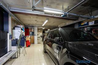 Bent u op zoek naar een uitzonderlijke woning waar ruimte, comfort en mogelijkheden samenkomen op een absolute toplocatie in Aalst? Dan is dit unieke pand precies wat u zoekt.<br /><br />Deze woning met zijn kenmerkende brutalistische gevel combineert wonen, werken en leven in het centrum van de stad op een manier die zelden op de markt komt. Dankzij de enorme bruikbare oppervlakte, de aanwezigheid van een lift én de inpandige garage geniet u hier van een uitzonderlijk comfort en flexibiliteit.<br /><br />Tussen 2016 en 2019 onderging het gebouw een grondige upgrade waarbij onder meer de inkomdeur en poort, het plat dak, de centrale verwarming op aardgas, de afvoerbuizen en het liftmechanisme werden vernieuwd. Bovendien is de elektriciteit conform en is het pand asbestveilig. In 2023 kregen de leefruimtes nog een volledige metamorfose waardoor het geheel vandaag een moderne uitstraling geniet.<br /><br />Met een bruikbare oppervlakte van circa 400 m², verdeeld over 5 niveaus inclusief kelder, biedt deze eigendom een zee aan ruimte voor grote gezinnen, zelfstandigen of mensen die wonen en werken willen combineren. Alle verdiepingen zijn bereikbaar via zowel vaste trap als lift, wat het pand extra toegankelijk en toekomstgericht maakt.<br /><br />Op het gelijkvloers bevindt zich een riante garage met sanitair, ideaal voor zelfstandige activiteiten, hobbyruimte of meerdere wagens. De 1ste verdieping vormt het hart van de woning met een open en lichtrijke leefruimte, een moderne leefkeuken met kookeiland, een praktische koffiecorner en extra bergruimte die eventueel kan omgevormd worden tot bijkomende buitenruimte.<br /><br />De 2de verdieping beschikt over 4 slaapkamers, een badkamer en een apart toilet. Op de bovenste verdieping wacht de royale masterbedroom met sanitaire voorzieningen, apart toilet en een gezellig terrasje waar u in alle rust kan genieten. Daarnaast beschikt de woning nog over een praktische kelderruimte.<br /><br />Ook technisch scoort deze woning bijzonder sterk dankzij de solide betonstructuur, het EPC-label B met een gunstige score van 164 kWh/m² en de reeds uitgevoerde investeringen. Hierdoor kan u zonder grote zorgen of ingrijpende werken onmiddellijk genieten.<br /><br />De ligging vormt zonder twijfel een extra troef. U woont hier letterlijk op enkele stappen van winkels, horeca, cultuur, sportvoorzieningen en openbaar vervoer. Bovendien geniet u van een uitstekende verbinding naar de E40 en de belangrijkste invalswegen.<br /><br />Deze eigendom biedt een zeldzame combinatie van ruimte, bereikbaarheid, comfort en multifunctionaliteit in het centrum van Aalst. Een woning met zoveel potentieel en mogelijkheden komt slechts uitzonderlijk op de markt.