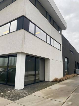 <p><strong><span>ALGEMEEN</span></strong></p>
<p><span>Instapklare kantoorruimte van ca. 310 m² met aansluitend magazijn van ca. 216 m² te huur in de industriezone van Burcht. De combinatie van kantoor- en opslagruimte maakt dit pand uitermate geschikt voor bedrijven die op zoek zijn naar een functionele en vlot bereikbare uitvalsbasis.</span></p>
<p><strong><span>KENMERKEN</span></strong></p>
<ul>
<li><span>Kantoorruimte van ca. 310 m²</span></li>
<li><span>Aansluitend magazijn van ca. 216 m²</span></li>
<li><span>Veel natuurlijke lichtinval</span></li>
<li><span>Kitchenette en sanitair</span></li>
<li><span>Functionele combinatie van kantoor- en opslagruimte</span></li>
<li><span>Sectionale poort</span></li>
<li><span>Strategische ligging met vlotte bereikbaarheid</span></li>
<li><span>Overdekte parkeerplaatsen met laadpaal mogelijk bij te huren</span></li>
</ul>
<p><strong><span>FINANCIEEL</span></strong></p>
<p><span>Huurprijs kantoor: €130/m²/jaar excl. kosten</span><br /><span>Huurprijs magazijn: €95/m²/jaar excl. kosten<br />Jaarlijkse huurprijs: €60.820/jaar excl. kosten<br />Maandelijkse huurprijs: €5.068,33/maand excl. kosten</span></p>