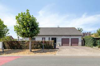 Ruime woning in goede staat gelegen op een zongericht hoekperceel van 677m². Gelegen in een rustige wijk op wandelafstand van Oostduinkerke-Dorp en het strand.<br /><br />De woning beschikt over 3 slaapkamers en biedt tal van mogelijkheden. Vooral de zeer ruime mulitifunctionele zolder is een troef! Zo kunnen er makkelijk in de zolderruimte nog extra slaapkamers bij gecreëerd worden. De woning is ook volledig onderkelderd met kruipkelder. <br /><br />Indeling: inkom met apart toilet, woonkamer, keuken, badkamer met bad en douche, gelijkvloerse slaapkamer, toilet, bering, bureauruimte, zolderruimte met twee slaapkamers, dubbele garage, tuin met veranda en overdekt terras.<br /><br />Interesse in dit pand?<br />Neem dan snel contact op met Ron Verhaeghe via het nummer 0470 85 29 80 of via ron.verhaeghe@dewaele.com.<br /><br />Bestuursmaatregelen in het maatregelenregister: nee