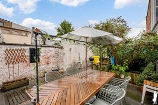 Karaktervolle, gerenoveerde woning met 3 slk en leuke tuin met bijgebouw nabij het centrum van Lier. <br /><br />Algemeen:<br />- Gerenoveerde woning in 2019, met behoud van authentieke elementen<br />- Top gelegen nabij het centrum van Lier<br />- Station, winkels, scholen, vesten op wandelafstand<br />- Leuke tuin met bijgebouw (eventuele kantoorruimte) met vloerverwarming<br />- Eventueel mogelijkheid tot overname huur garageboxen en autostaanplaats<br />- EPC label C<br />- Elektriciteit gekeurd en conform (volledig vernieuwd)<br />- Asbestveilig<br /><br />Indeling:<br />Gelijkvloers:<br />- Inkomhal op mooie, authentieke tegels met trap naar eerste verdieping<br />- Grote leefruimte met eetkamer voorzien van lichtkoepels<br />- Berging/wasplaats met toegang tot de kelder<br />- Open, geïnstalleerde keuken met eiland en toegang tot het terras en de tuin <br />- Bijgebouw in de tuin, ideaal als kantoorruimte<br /><br />1e verdieping:<br />- Grote master bedroom op plancher<br />- Totaal gerenoveerde badkamer met bad, inloopdouche, dubbele lavabo, toilet en vloerverwarming<br /><br />2e verdieping:<br />- Momenteel 1 zeer grote slaapkamer, dewelke kan opgedeeld worden in 2 slaapkamers<br /><br />Verder is er in de tuin nog een bijgebouw hetwelk kan dienen als kantoorruimte alsook een kelder onder de woning.