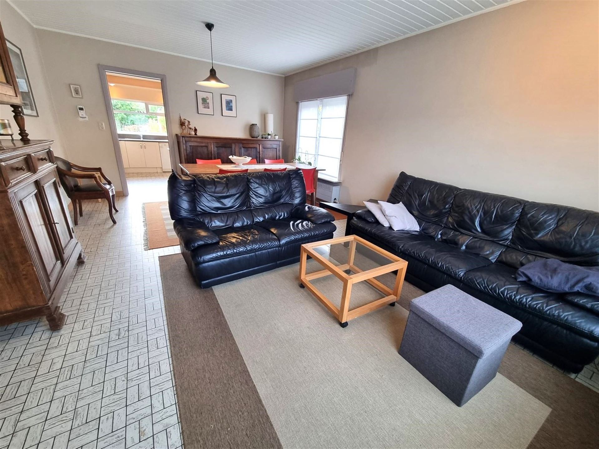 Instapklare gezinswoning, grote slaapkamers, nieuwe keuken en badkamer met zuidgerichte tuin en garage - foto 5