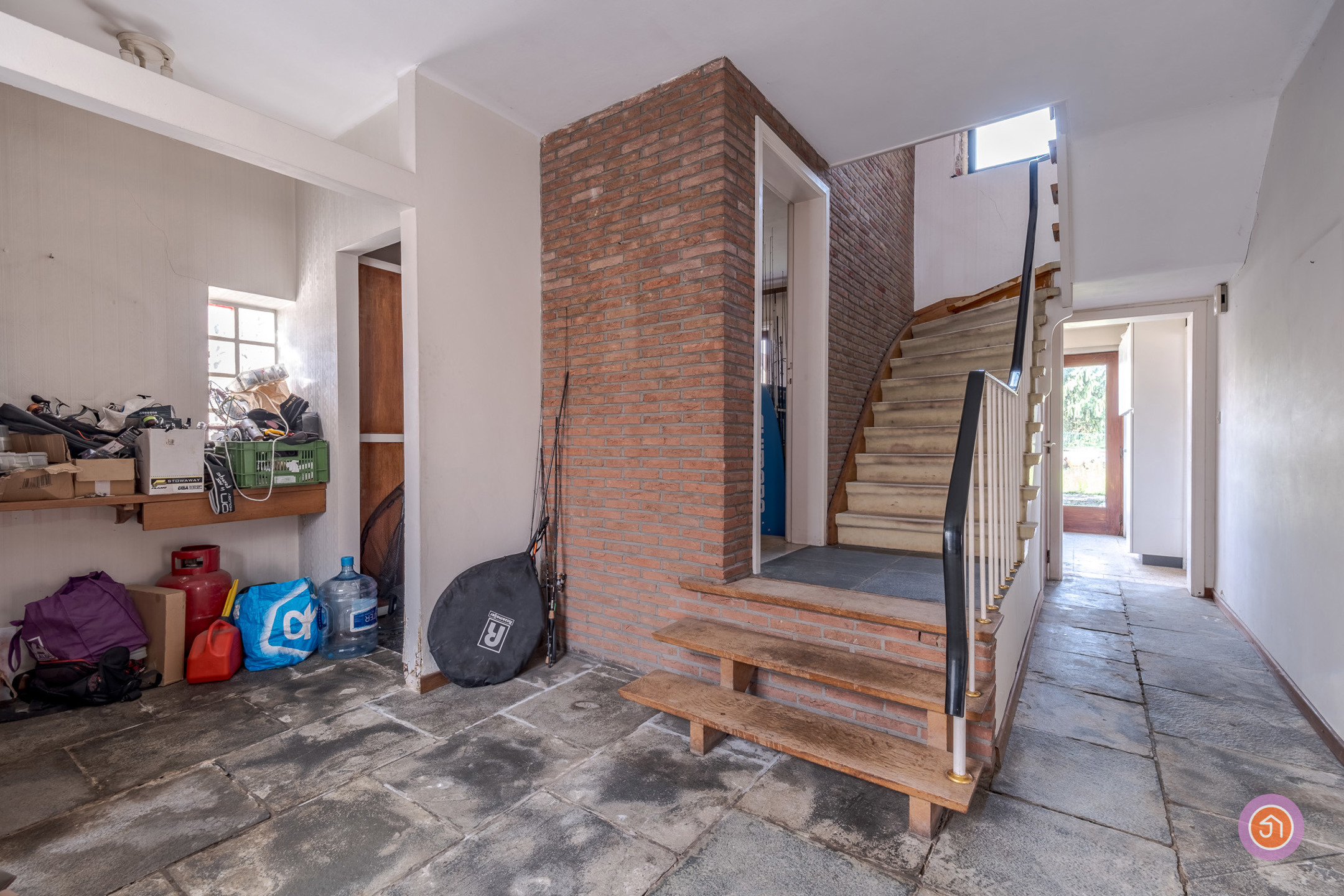 Ruime woning met zeer veel potentieel - foto 2