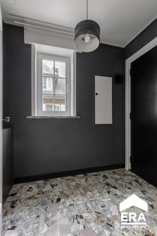 Zeer goed onderhouden gezinswoning met 5 slaapkamers op een totale oppervlakte van 675 m²INDELING:- Gelijkvloers: Inkomhal, lichtrijke woonkamer,...